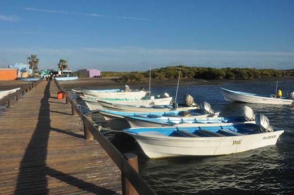 Barcos que levam turistas para ver as baleias acizentadas na Baía Magdalena, em Puerto López Mateos, na Baja California - México